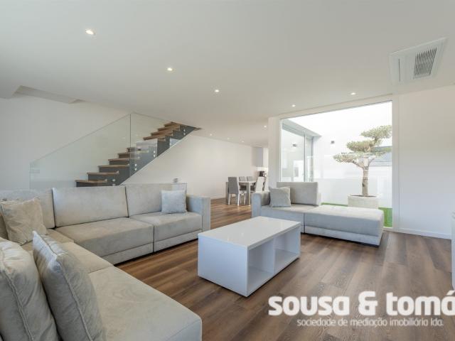 Moradia Geminada T3+1 Venda em Milagres,Leiria 261m² Milagres