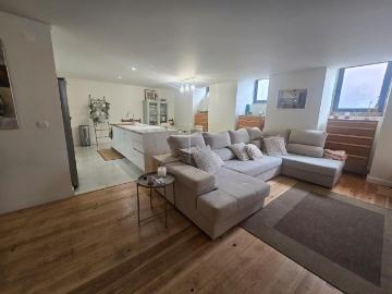 Moradia geminada T3+1, arquitetura tradicional com terraço. 213m² Ajuda