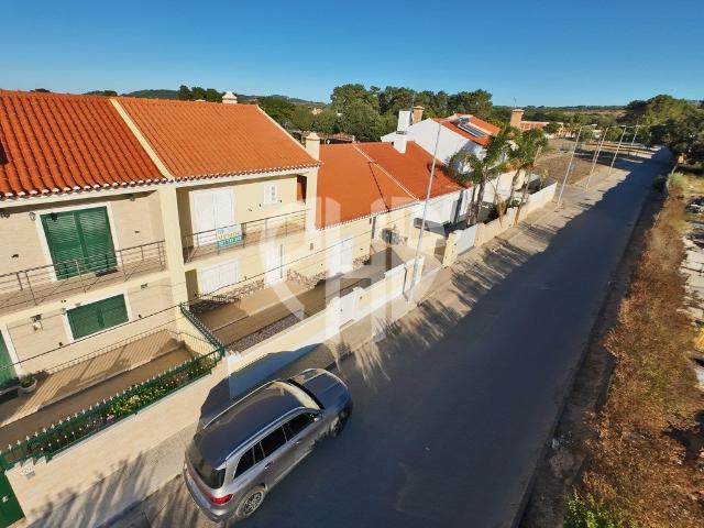 Moradia Geminada T3+1 com Excelente Logradouro, Garagem e Só. 145m² Azeitão São Lourenço e São Simão