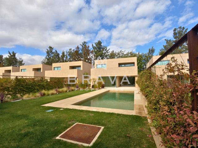 Moradia geminada T3+1 com piscina privada e jardim em Vilamoura