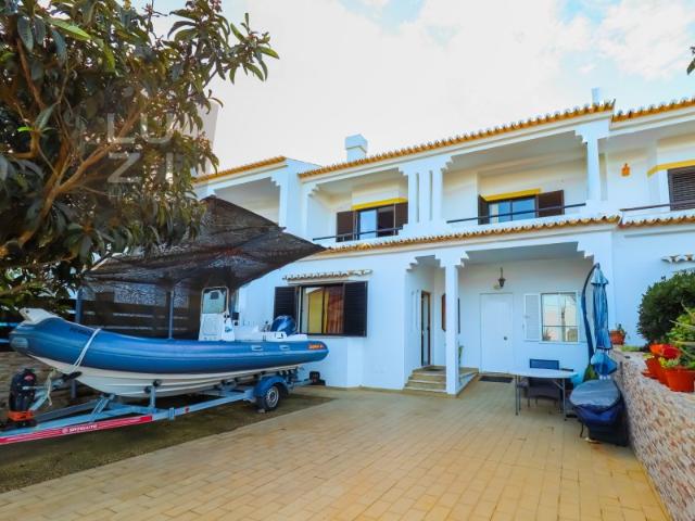 Moradia geminada T3+2 com grande área exterior e vista mar, em Sagres