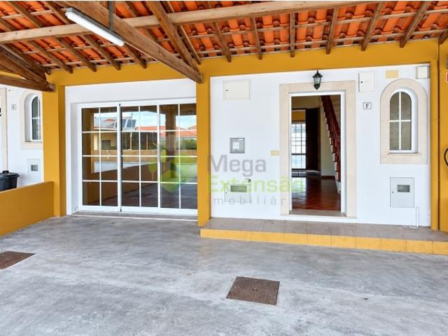 Moradia Geminada T3 na Marinha Grande com Garagem e Logradouro