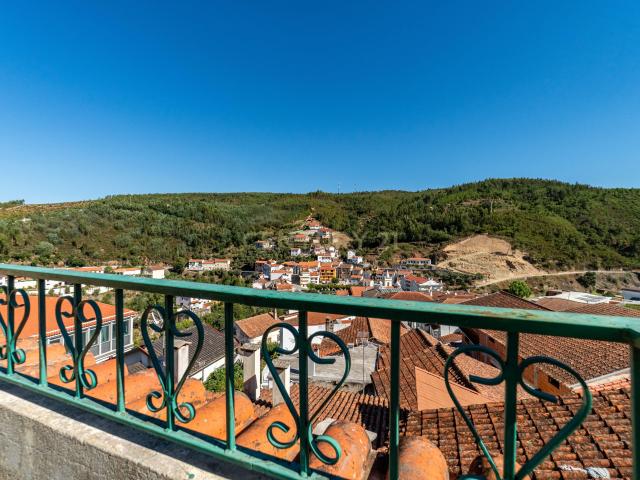 Moradia Geminada T3 no Centro de Pampilhosa da Serra — Uma Oportunidade com Potencial!