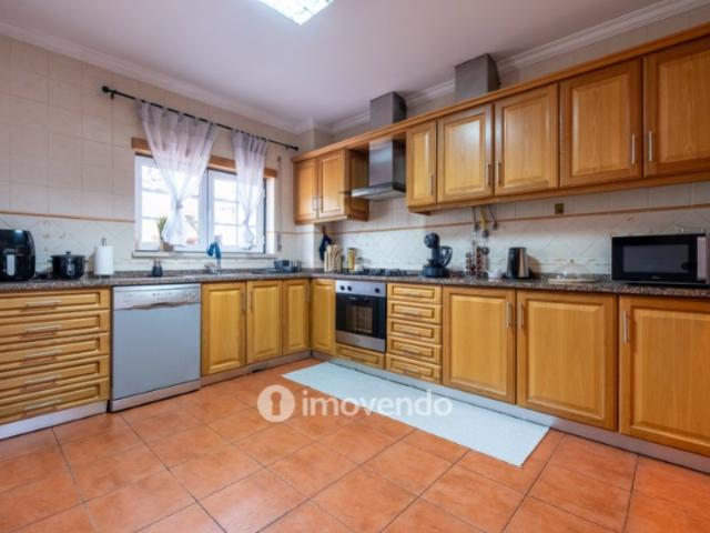 Moradia geminada T3, com áreas amplas e garagem, em Minde, Santarém