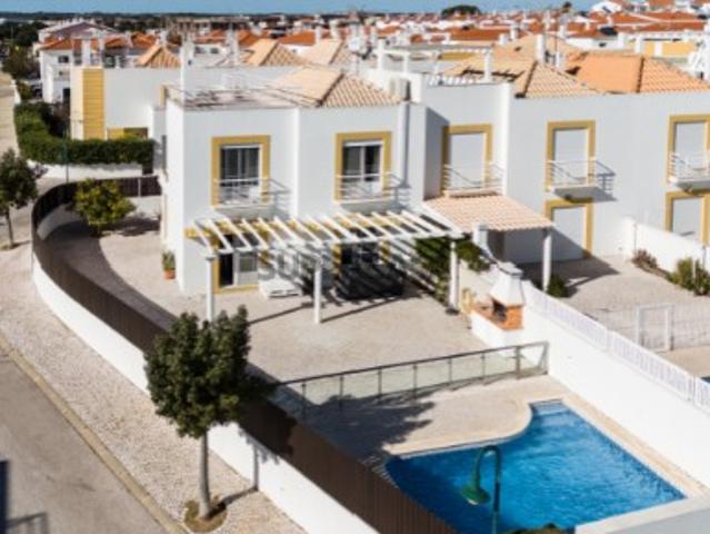 Moradia geminada T3 com Piscina Privada e Garagem Praia da Lota