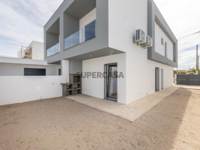 Moradia Geminada T3 com Suíte e Ótimo Espaço Exterior