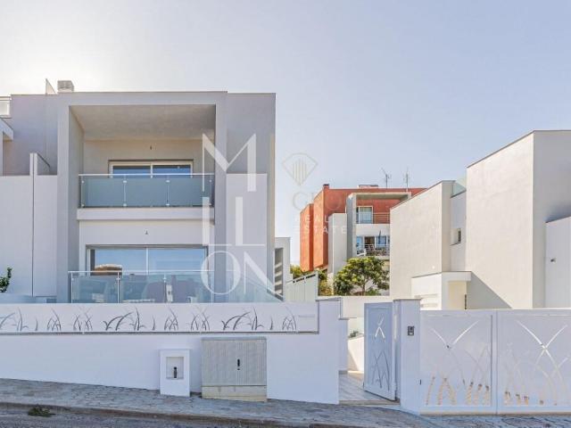 Moradia Geminada T3 de Arquitectura Contemporânea com Vista Panorâmica sobre o Rio Arade – Ferragudo