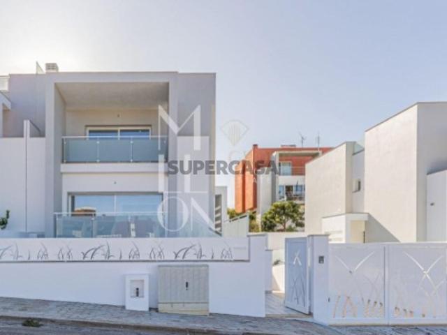 Moradia Geminada T3 de Arquitectura Contemporânea com Vista Panorâmica sobre o Rio Arade Ferragudo