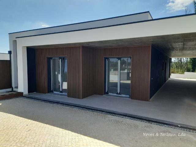 Moradia geminada T3 de r/c, com jardim e logradouro 220m² Monte Real e Carvide