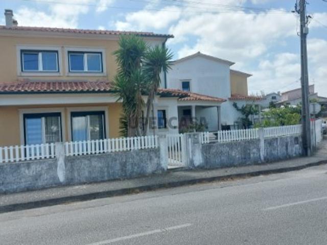Moradia geminada T3 em Moinhos de Carvide
