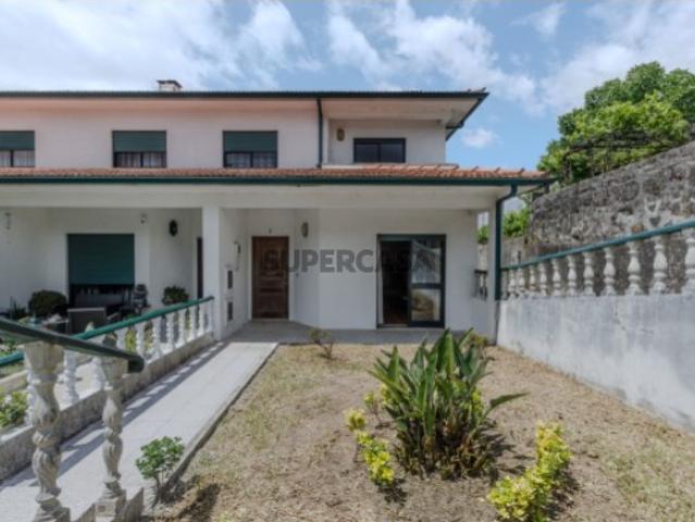 Moradia Geminada T3 em Mouquim