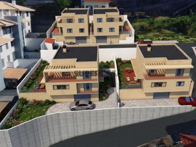 Moradia Geminada T3 em construção na Abegoaria Caniço