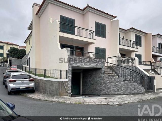 Moradia geminada T3 em Estreito de Câmara de Lobos de 305 m²