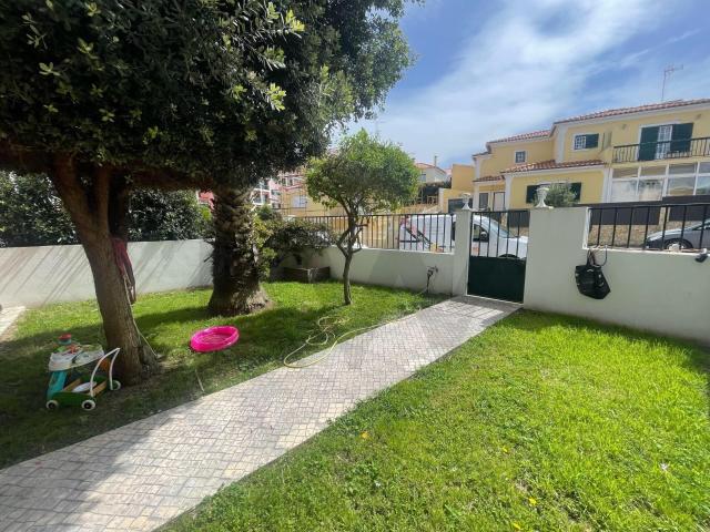 Moradia geminada T3 + T1 com vista mar na Ericeira