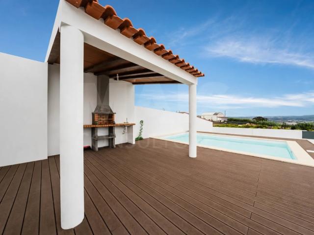 Moradia Geminada T3, Totalmente Remodelada 113m² Alcobaça