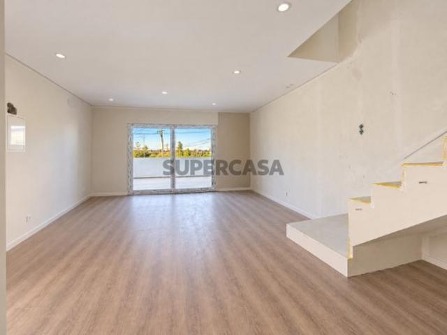 Moradia geminada T3 +1| 2 Suites! Logradouro| Fernão Ferro