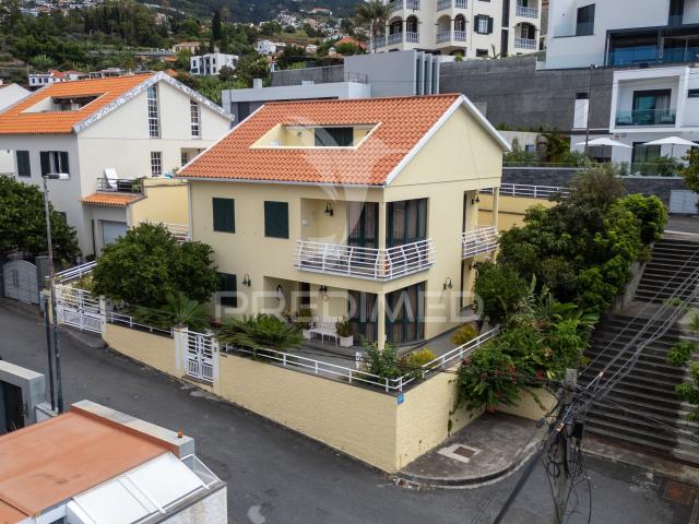 Moradia Geminada T3+sótão no Funchal Ilha da Madeira