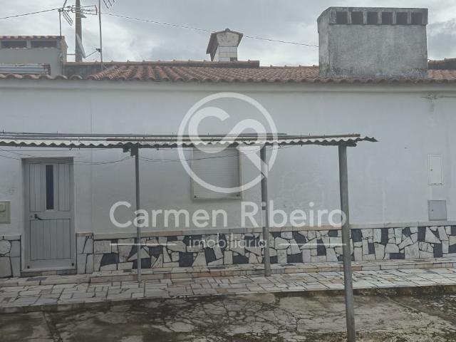 Moradia geminada terrea T2 de gaveto com quintal em São Bento do Cortiço