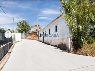 Moradia Geminada Térrea com Jardim e Potencial de Renovação em Ameais, Perto de Fátima e das Grutas de Mira de Aire