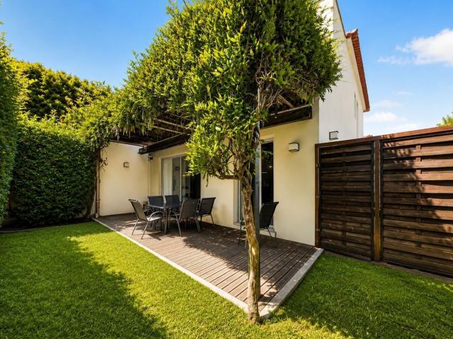 Moradia Geminada Tradicional com Jardim e Estacionamento em. 231m² Belém