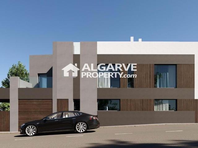 Moradia Geminada V4 com Piscina e Garagem Fechada nas Gambel. 214m² Montenegro