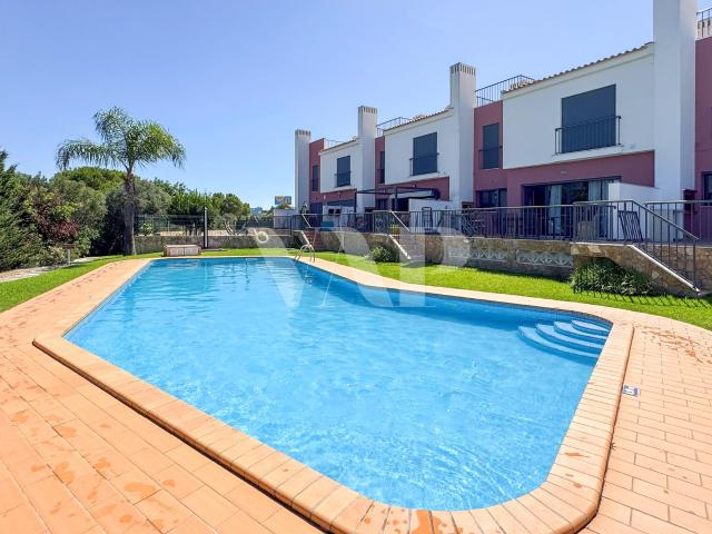 Moradia Geminada V2+1 com Rooftop, Garagem e Piscina na Guia, Albufeira