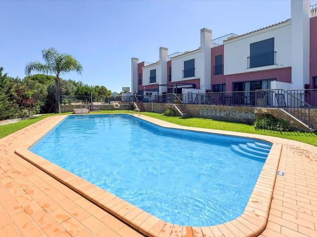 Moradia Geminada V2+1 com Rooftop, Garagem e Piscina na Guia. 210m² Albufeira e Olhos de Água