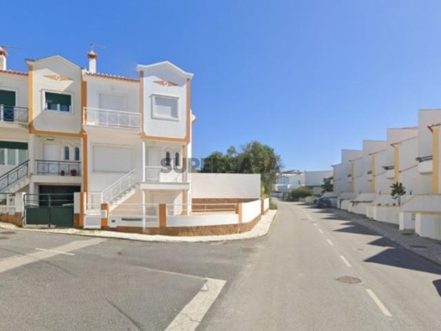 Moradia geminada V3 renovada na Ericeira | Wallis Real Estate