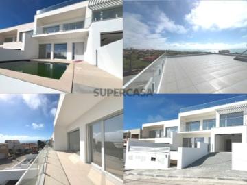 Moradia geminada 1 ainda disponível de um conjunto de 4 com vista mar, terraço, piscina e excelentes áreas, boa exposição solar, 10 minutos a pé da praia, 50 minutos de Lisboa