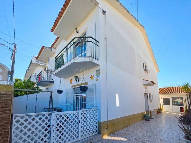 Moradia geminada 4 assoalhadas com garagem e churrasqueira – Excelente Localização!