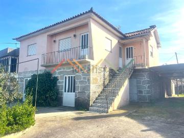Casa à venda em Romãe - Garagem
