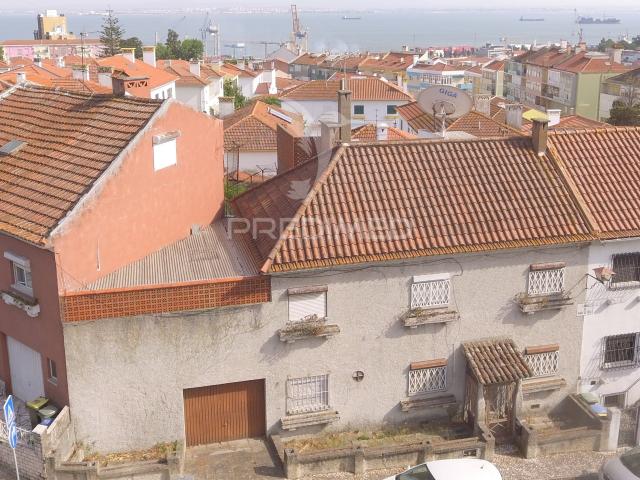 Moradia Histórica para recuperar, com piscina interior e vista para o Rio Tejo
