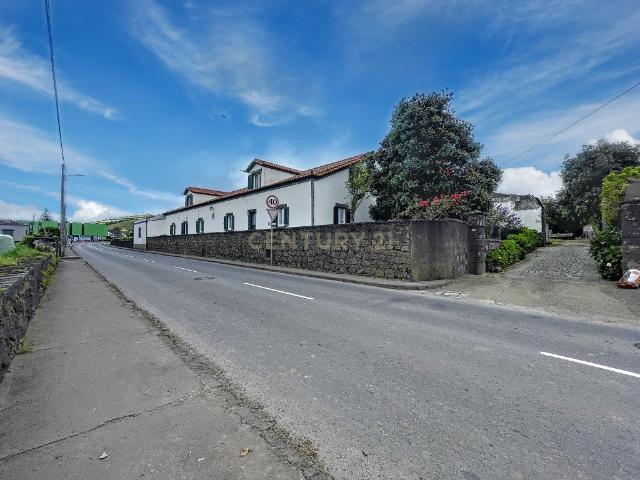 Moradia Histórica Renovada com Torre de Vigia e Potencial Único – Ribeira Grande, Açores