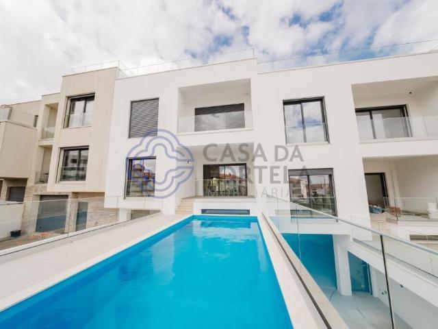 Moradia Ícone de Luxo com Rooftop Panorâmico – Areia Branca. 435m² da Lourinhã e Atalaia