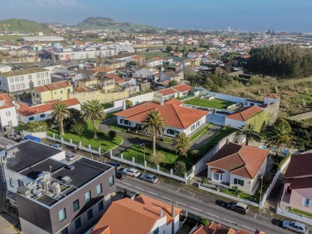 Moradia Imponente e Isolada nos Arrifes Privacidade, Espaço e Vistas 360º