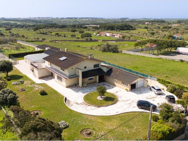 Moradia imponente em terreno com 7300m2 a 10min da Praia do Magoito!