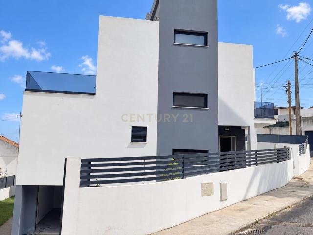 Moradia Incrível Moradia T4 nova com piscina e garagem em Alverca do Ribatejo