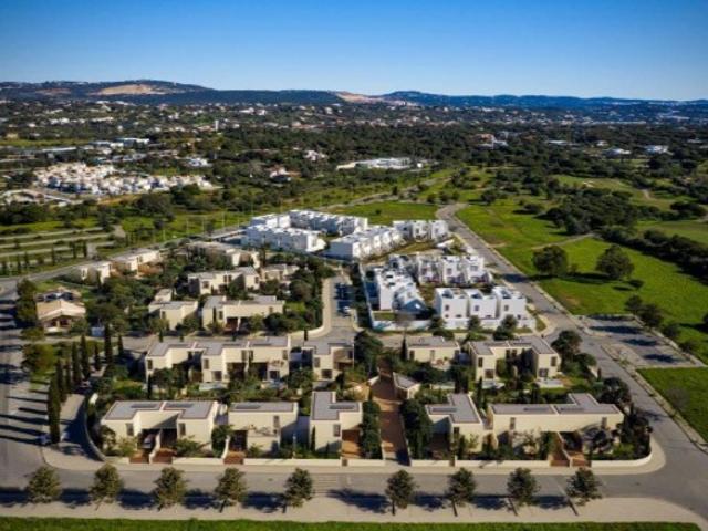 Moradia em banda T3, em zona calma de Vilamoura, Algarve