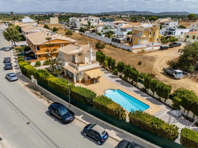 Moradia Independente T3, com Piscina e Amplo Espaço Exterior, em Algoz