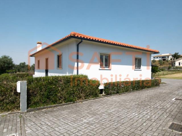 Moradia Independente T2+1 com Terreno de 920 m² em Agodim 0m² Colmeias e Memória