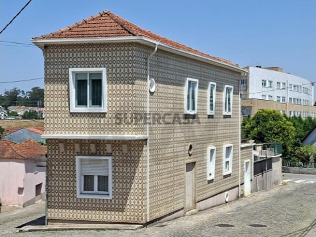 Moradia Independente T4 T2+T2 com Garagem Fechada, Terraço e Jardim Ermesinde