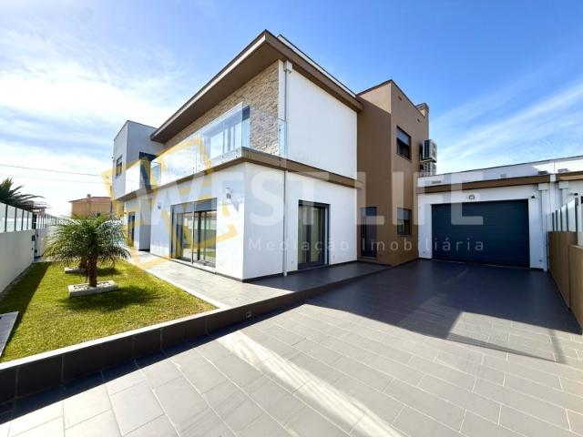 Moradia Independente T4 com piscina Acabamentos de excelência EXCLUSIVO WL Santa Cruz