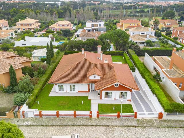 Moradia independente T4, que une o luxo e o conforto, na Qui. 740m² Agualva e Mira Sintra