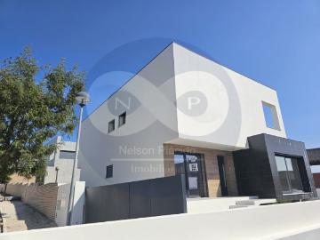 Moradia Independente T5, com piscina, em Ponte do Rol Torres Vedras, a 30 min. de Lisboa