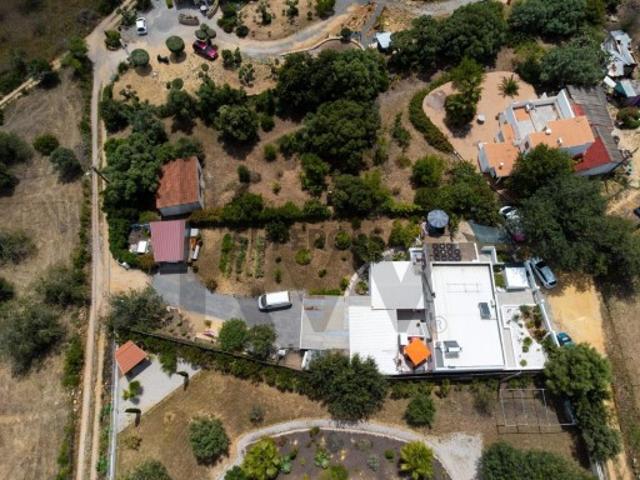 Moradia independente totalmente remodelada com piscina, localizada no Laranjeiro, em Moncarapacho