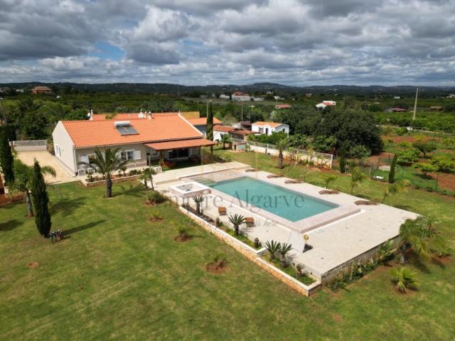 Moradia Independente com 4.339m², Jardim Paisagístico e Eficiência A+ em Alcantarilha