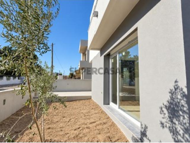 Moradia Independente com 4 Suítes, Garagem e Piscina de Sal