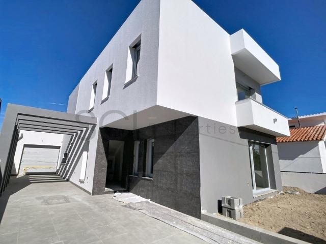 Moradia Independente com 4 Suítes, Garagem e Piscina em Fern. 145m² Fernão Ferro