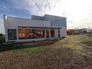 Moradia Independente Com Espaço Comercial Tocha 747m² Tocha