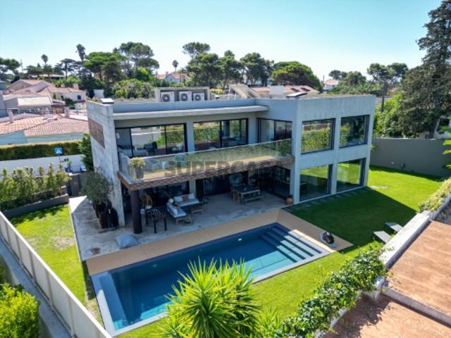 Moradia independente com salão de 61 + 22 m2, com jardim e piscina em deck, em Lote com 715 m2